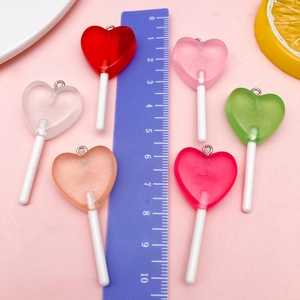 Set di 6 ciondoli a forma di lecca-lecca a cuore in resina colorata per gioielli DIY
