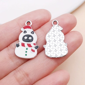 Detalle de dije de gato muñeco de nieve navideño con gorro rojo para pulsera DIY