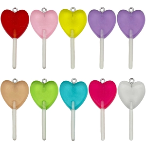 Set di 10 ciondoli a forma di lecca-lecca a cuore in resina colorata con anelli in metallo