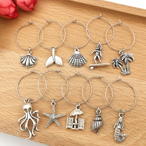 Set di 10 ciondoli per calici tema mare con conchiglie, stelle marine e sirene color argento