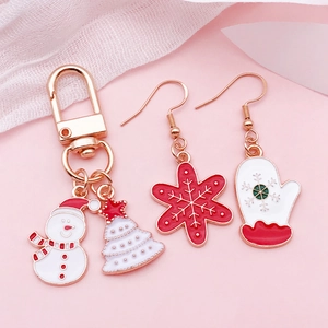 Set navideño de llavero con muñeco de nieve y pendientes asimétricos esmaltados rojos