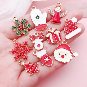 Detalle de 10 dijes navideños de esmalte rojo sobre palma para creación de joyería
