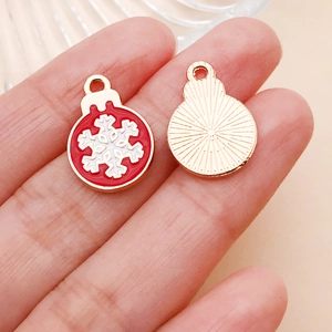 Detalle del colgante de copo de nieve navideño en esmalte rojo con textura de rayos