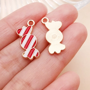 Detalle de colgantes de aleación en forma de caramelo rojo y blanco para joyería DIY