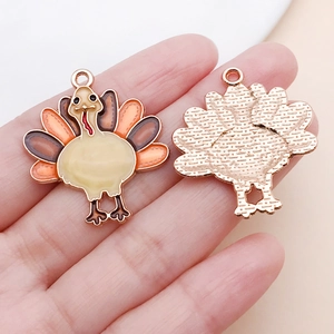 Detailansicht Emaille Truthahn Anhänger mit Vergoldung für Thanksgiving Schmuck DIY