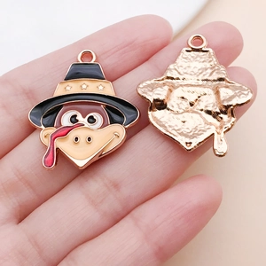 Makroansicht von Truthahn-Anhängern für DIY-Schmuck mit Emaille-Details und Metallrückseite