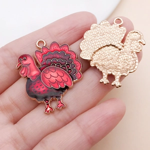 Details der Truthahn-Emaille-Anhänger in Rot und Lila für Erntedankfest DIY-Schmuck