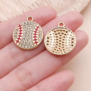 Makro-Detail des Baseball-Anhängers mit glitzernden Strasssteinen und roter Emaille