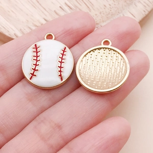 Detail eines runden Baseball-Anhängers mit roter Naht auf weißer Emaille und Legierung