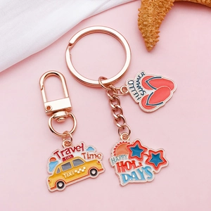 Porte-clés de voyage d'été avec taxi jaune et pendentifs tongs en finition or rose