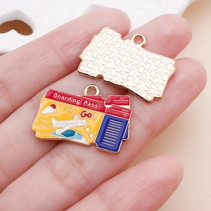 Vue détaillée d'un pendentif boarding pass en émail double face pour bijoux DIY