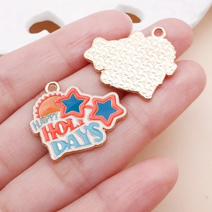 Vue macro détaillée du pendentif émaillé Happy Holidays avec dos en métal texturé