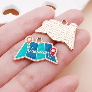 Détail du pendentif carte du monde en émail avec texte Vacation pour bijoux DIY