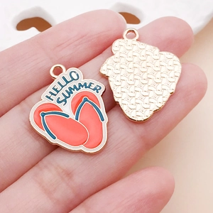 Détail de breloques tongs en émail rouge avec texte Hello Summer pour bijoux DIY
