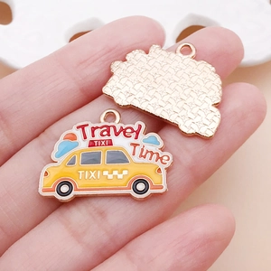Détail macro du pendentif taxi jaune en alliage avec lettrage Travel Time doré