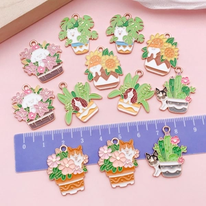 Gros plan de breloques émaillées chiots et plantes pour la création de bijoux