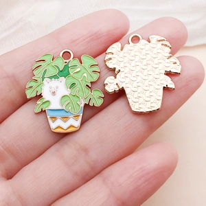 Détail du pendentif chien dessin animé montrant l'émail et le dos doré texturé