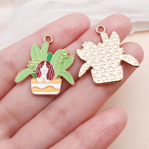 Détails recto verso d'un pendentif en émail chiot dans un pot pour bijoux DIY mignons