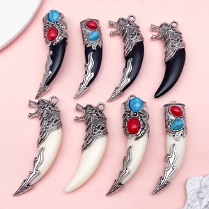 Pendentif Croc de Loup Ethnique Vintage Résine Alliage de Zinc Strass Charm pour la Fabrication de Bijoux DIY Accessoires de Couture Seul Pendentif