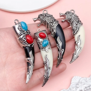 Pendentifs dent de loup rétro en résine avec détails métalliques et gemmes colorées