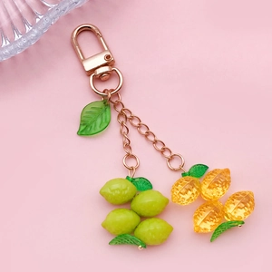 Detalle de dijes de limón con cierre de langosta oro rosa para creación de joyas