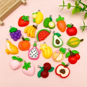 Assortimento dettagliato di ciondoli in resina a forma di frutta come fragola e avocado