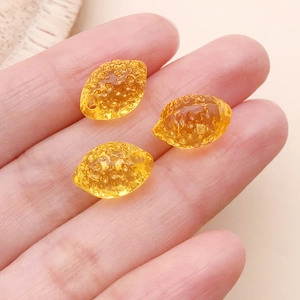 Primer plano de cuentas de limón de acrílico naranja translúcido para creación de joyas