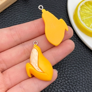 Dettaglio di ciondoli mango in resina DIY con trama realistica e anelli in argento