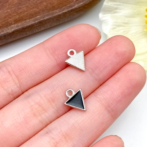 Macro di ciondoli a triangolo in lega con finiture argento spazzolato e smalto nero per DIY