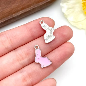 Primo piano di ciondoli a forma di coniglio in smalto rosa e argento spazzolato DIY