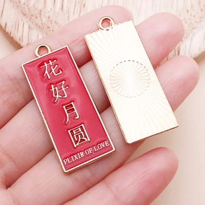 Vue détaillée de caractères chinois sur pendentif rectangulaire en émail et or