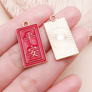 Détail du pendentif émaillé rouge Pingan et relief soleil doré pour bijoux DIY