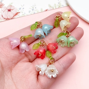 Gekleurde lelietje-van-dalen hangers in de hand voor DIY handgemaakte sieraden kunst