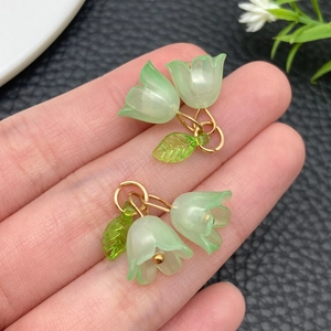 Macro-opname van acryl lelietje-van-dalen hanger voor DIY-sieraden maken