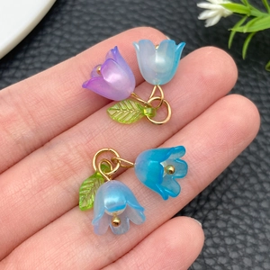 Macro-opname van lelietjes-van-dalen hangers van acryl voor DIY-sieraden en accessoires