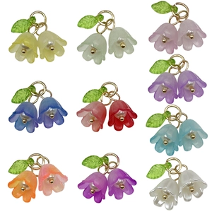 Set van tien acryl lelietje-van-dalen hangers met parels en groene bladeren voor DIY sieraden