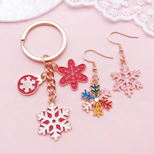 Goldenes Weihnachts-Schneeflocken-Schmuckset mit Emaille-Anhängern als Urlaubsgeschenk