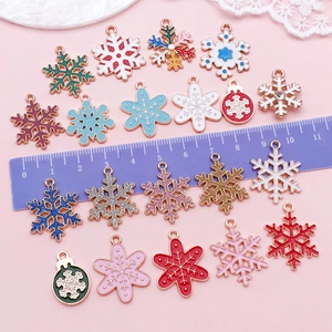 Makroaufnahme von Emaille-Schneeflocken-Anhängern mit Glitzer für DIY-Schmuck