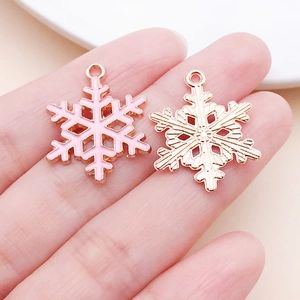 Makroansicht der Weihnachts-Schneeflocken-Anhänger mit Emaille für DIY-Schmuck