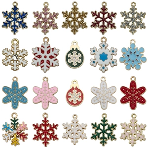 Set mit 20 bunten Emaille-Schneeflocken-Anhängern für DIY-Weihnachtsschmuck und Deko