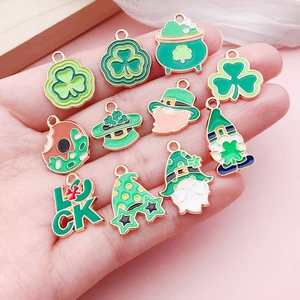 Mix van groene klaver hangers voor St. Patrick's Day DIY-sieraden maken in goud