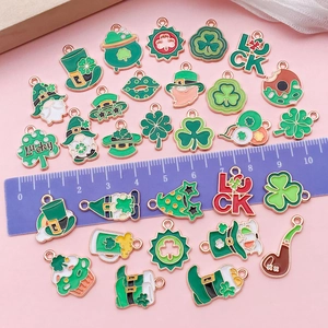 St. Patrick's Day emaille bedeltjes klavers en hoeden met liniaal voor de afmeting