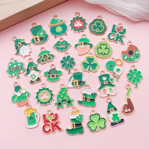 Macro-opname van klaverhangers voor St. Patrick's Day met roségouden metalen rand