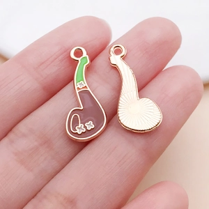 Detail van muzieknoot hangers met groen emaille en roségouden textuur achterkant