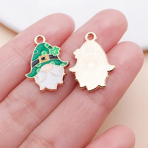 Macro-opname van een St. Patrick's Day kabouter-bedel met klaver en goud-plating