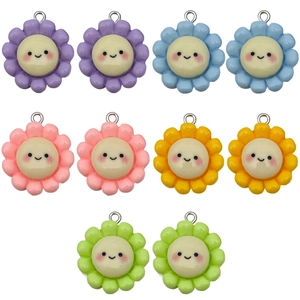 Set di cinque ciondoli a forma di girasole sorridente in resina colorata con anelli