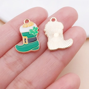 Detail van groene klaverlaarsbedels voor St. Patrick's Day DIY-sieraden maken