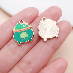 Macro-opname van groene emaille klavertje vier ketelbedel voor St. Patrick's Day DIY sieraden