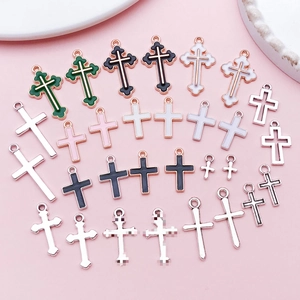 Vue à plat de pendentifs croix en émail coloré et argent antique pour bijoux DIY