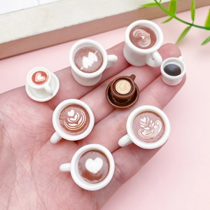 Miniatur Kaffeetassen aus Harz mit Herz-Latte-Art für Puppenhaus Dekorationen